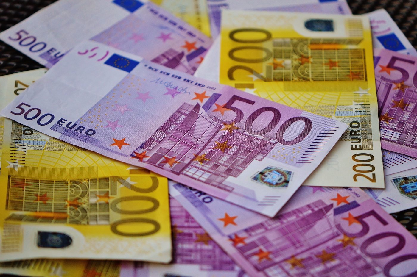 Euro banknotai, iš kurių dalį už šilumos siurblį kompensuoja LEA parama